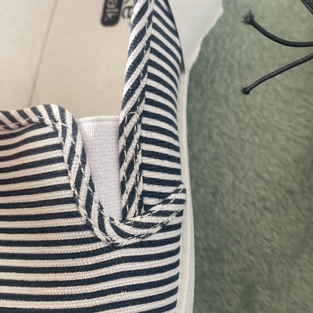 NWT Dark navy and white slip on striped shoe 11 - Picture 10 of 13